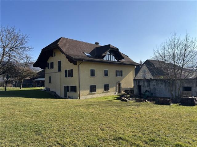 In Courgenay ist ein freistehendes und geräumiges Haus mit 9,5 Zimmern