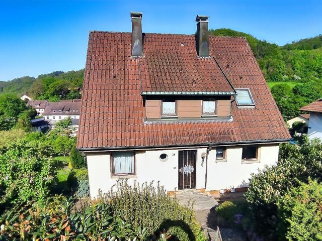 In diesem Ein /Zweifamilienhaus in Weißbach können Sie den Garten und die Ruhe genießen