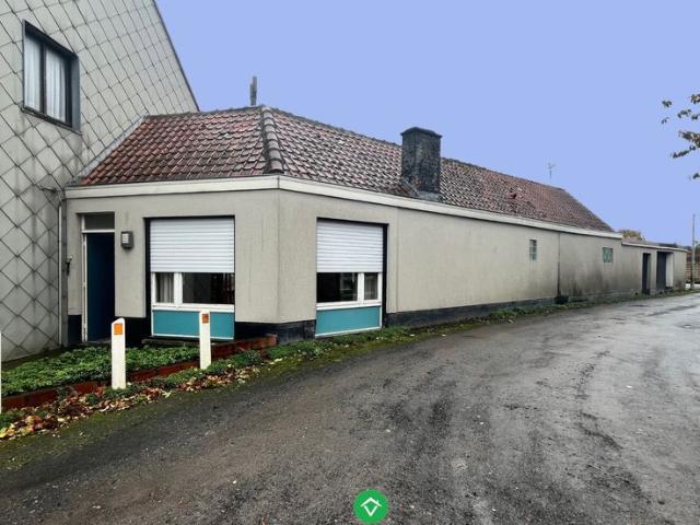 In dorpskom gelegen op te knappen gelijkvloerswoning met tu