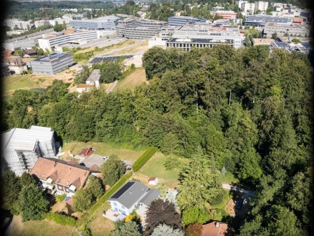 In EPALINGES – Baugrundstück in einer ruhigen Gegend, 700 m von der M2 Haltestelle der Croisettes entfernt