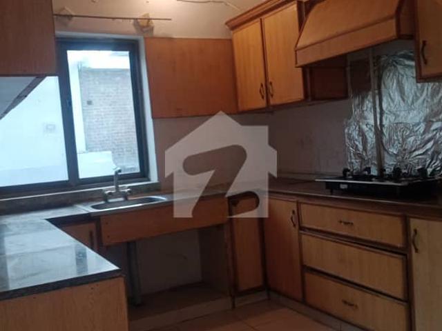 In G 10 600 Square Yards Upper Portion For rent
