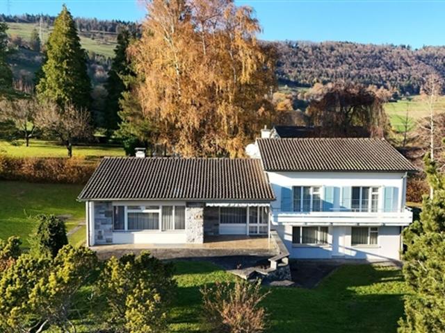 In Glovelier zum Verkauf stehende Villa mit 9,5 Zimmern auf einem großen Grundstück