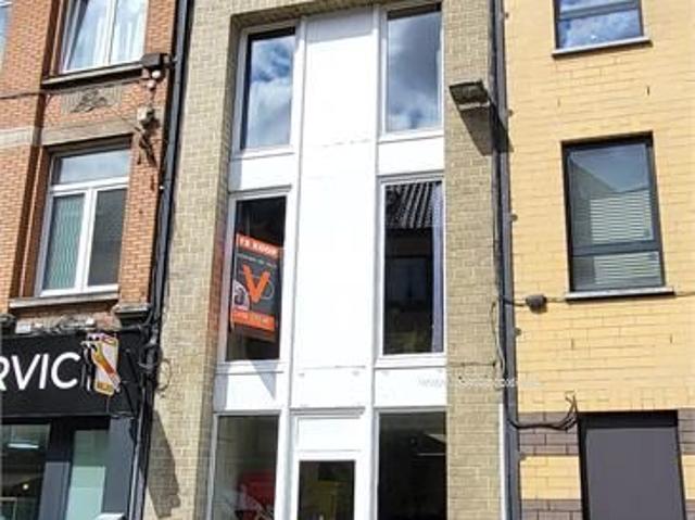 In hartje Aalst bevindt zich dit uniek handelspand met instapklare woonst!