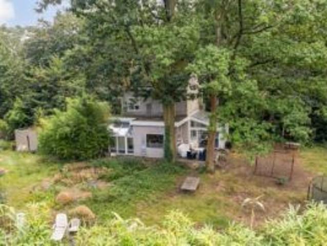 In 'Koningshof' gelegen te renoveren karaktervolle villa