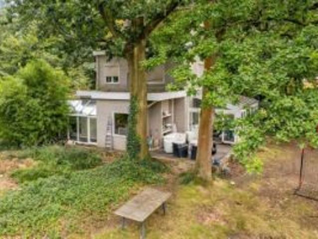 In 'Koningshof' gelegen te renoveren woning/bouwgrond op