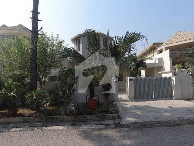 In Korang town 24 marla House besment plus ground floor besment ek Hall 2 small room first floor 3bedroom Dringroom dining room TV lounge kitchen with servant room with water boring prime location sale dimnd 550 lac