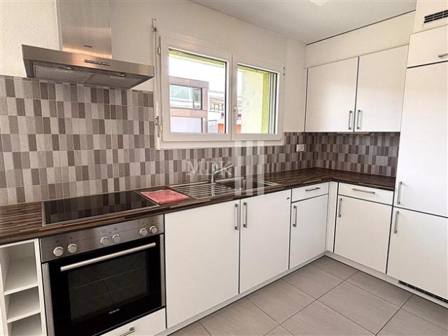 In Monthey ist eine 1,5 Zimmer Wohnung im vierten Stock zu mieten