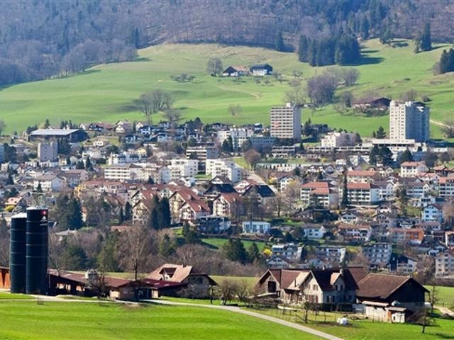 In Moutier ein Gebäude mit Unterkunft und Gastronomie/Hotels