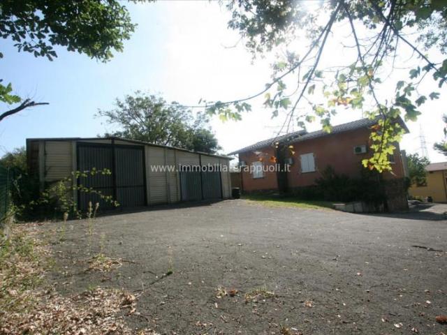 In posizione collinare e immersa nella tranquillità della ca. 309m² Lucignano