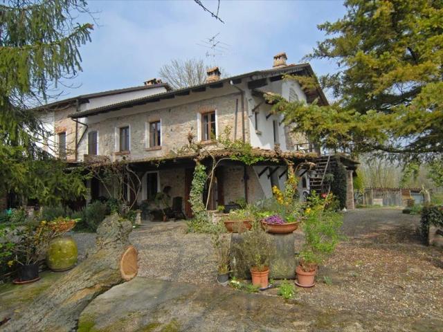 In posizione panoramica, cascinale con quasi 5 ha di terreno. 926m² Cerrina Monferrato
