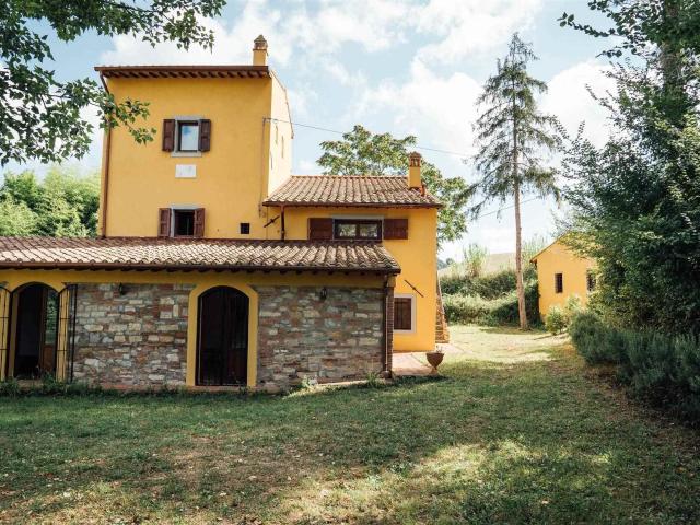 In posizione tranquilla, nelle immediate vicinanze del paese. 450m² Casciana alta