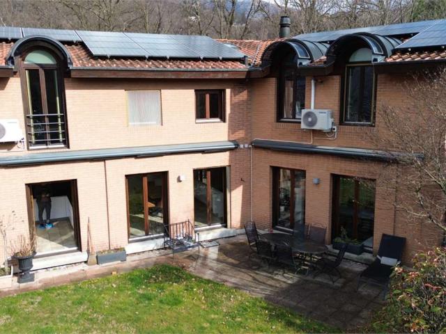 In ruhiger Lage und inmitten der Natur befindet sich eine elegante Villa mit Garten und Wald