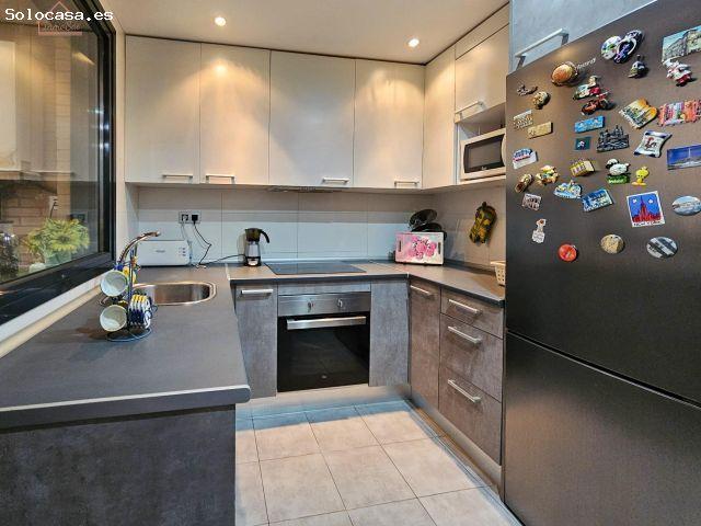 Inmueble en venta con terraza, plaza de garaje y trastero junto al Metro Urgel