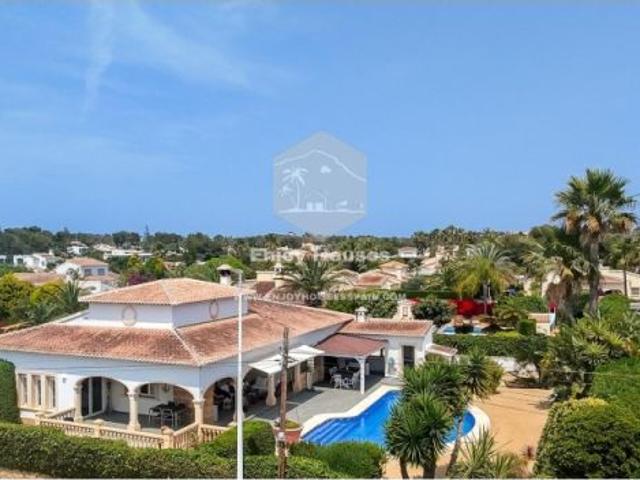 Inmaculada Villa de 3 dormitorios en una sola planta con piscina y cocina al