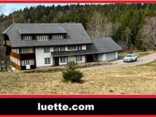 Inmitten der idyllischen Lage von Dachsberg, Nahe Klosterweiher, präsentiert sich dieses außergewöhnlich sanierte ehemalige Schwesternhaus als eine mod. Wohlfühloase. Hauptgebäude ca. 161 m²