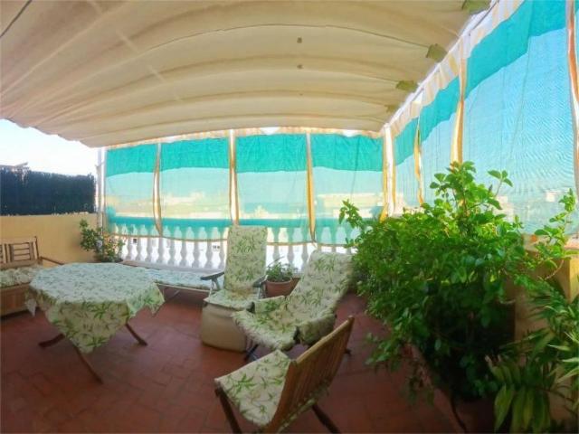 Inmocity Expertos Inmobiliarios le presenta una magnífica oportunidad en la playa de Moncofa. Espectacular ático con vistas al mar