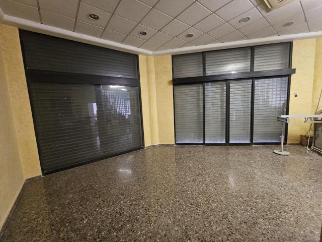 Inmocity Inversores le presenta una excelente oportunidad de negocio, ideal tanto para inversión como para la implantación de oficinas en dos alturas. Se trata de un local comercial de 172 m2