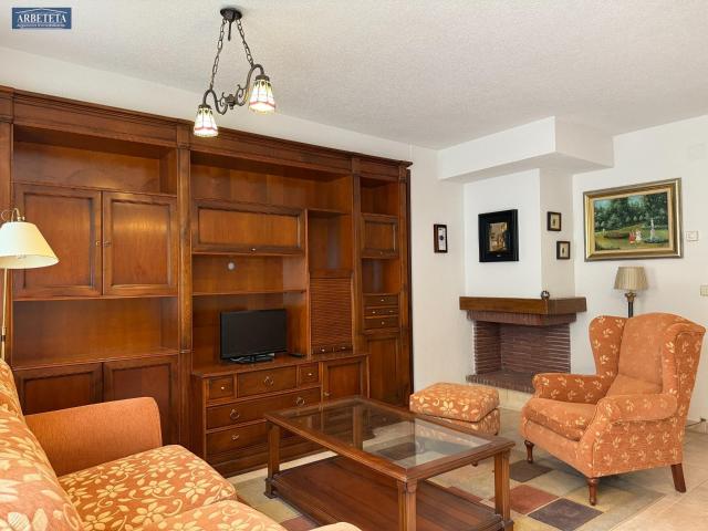 INMOBILIARIA ARBETETA VENDE CHALET ADOSADO EN ZONA AGUAS VIVAS