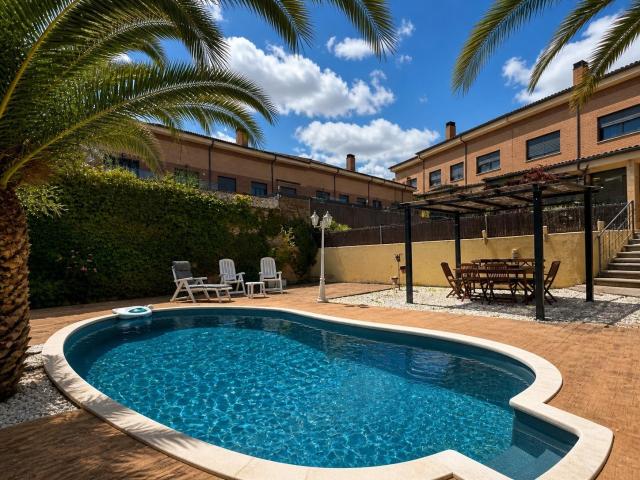 INMOBILIARIA ARBETETA VENDE EXCLUSIVO CHALET EN ZONA CLARA CAMPOAMOR, GUADALAJARA