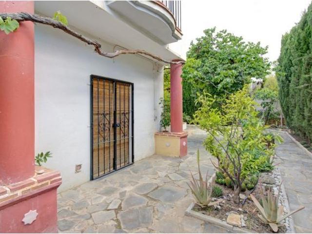 Inmobiliaria García Delgado Vende Acogedora Casa Con Patio en La Zubia!