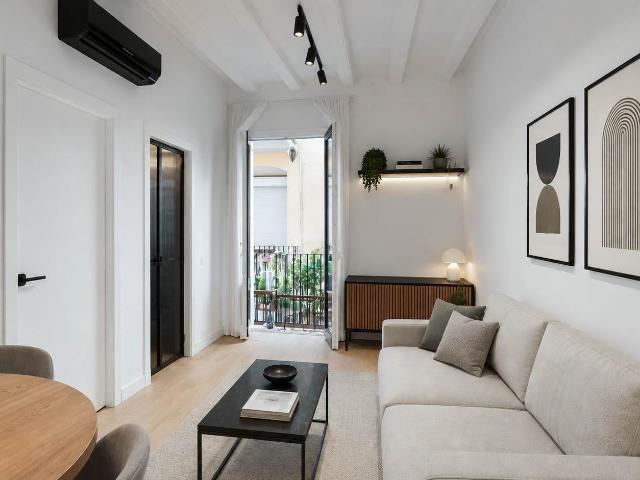 Inmobiliaria en Barcelona Gotic. Venta de piso exterior reformado
