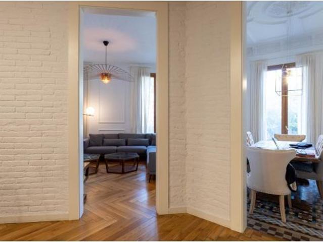 Inmobiliaria en Barcelona. Piso en Finca Regia del Ensanche Izquierdo