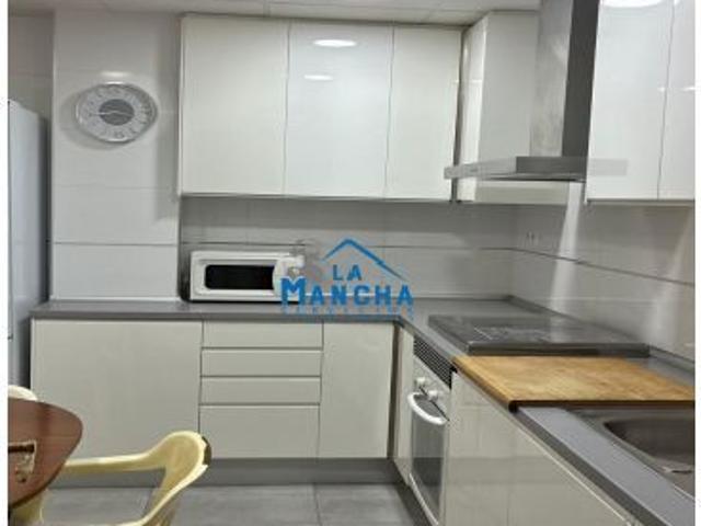 INMOBILIARIA LA MANCHA VENDE PISO EN ZONA FERIA