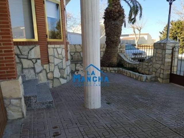 INMOBILIARIA LA MANCHA VENDE PRECIOSA CASA INDEPENDIENTE EN ZONA RESIDENCIAL DE MADRIGUERAS