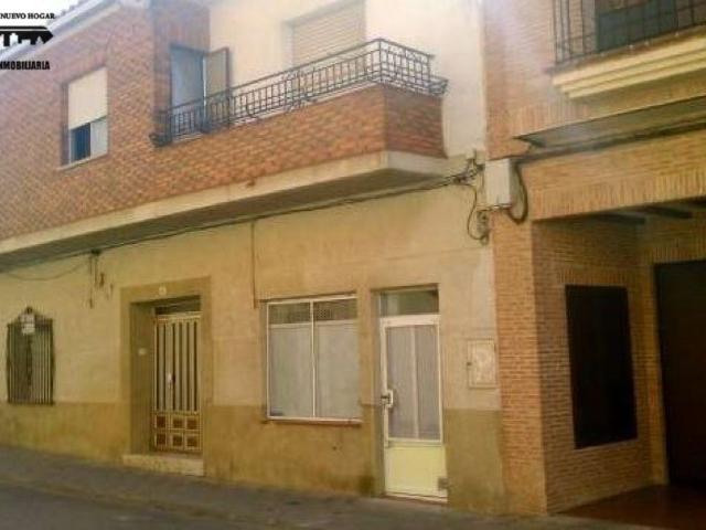 INMOBILIARIA TEJARES VENDE CASA DE DOS PLANTAS EN VILLARROBLEDO