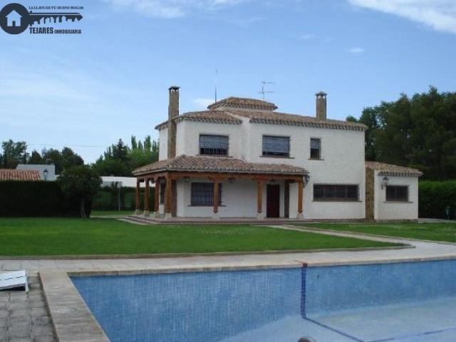 INMOBILIARIA TEJARES VENDE CHALET EN URB. AGUA SOL