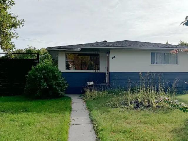 Inner city 2 bedroom cozy upstairs suite Utilities included!