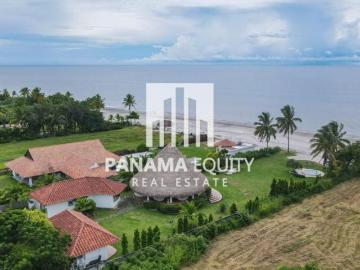 Inolvidable Casa Frente Al Mar en Venta en Rio Hato + Genera Ingresos