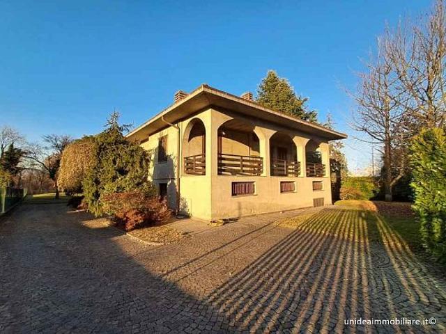 Inarzo villa su unico piano con ampio giardino
