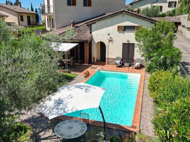 Incantevole Villetta Bifamiliare con Giardino e Piscina a Tu. 80m² Tuoro sul Trasimeno