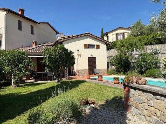 Incantevole Villetta Bifamiliare con Giardino e Piscina a Tu. 80m² Tuoro sul Trasimeno