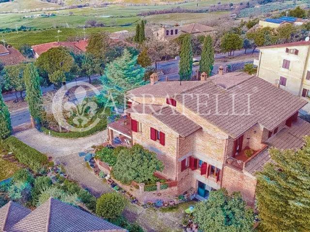 Incastonata tra le dolci colline toscane, si propone in vend. 340m² Casole d'Elsa