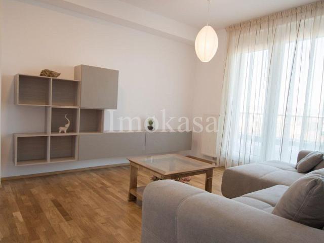 Închiriază Apartament 4 camere Central