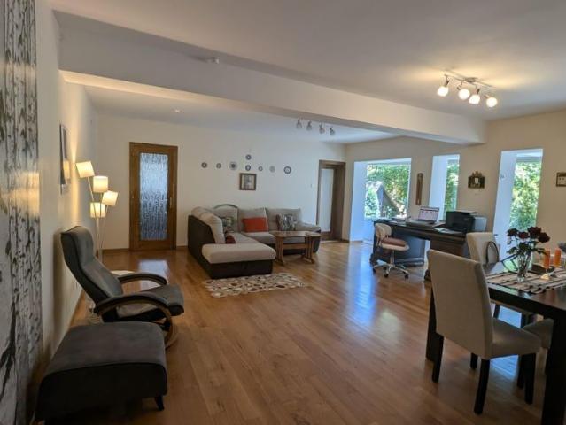 Închiriază Apartament 3 camere Central