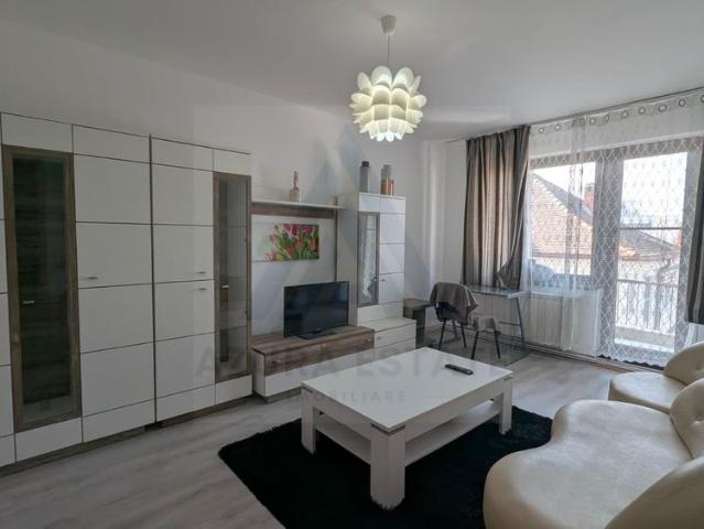 Închiriază Apartament 3 camere Central