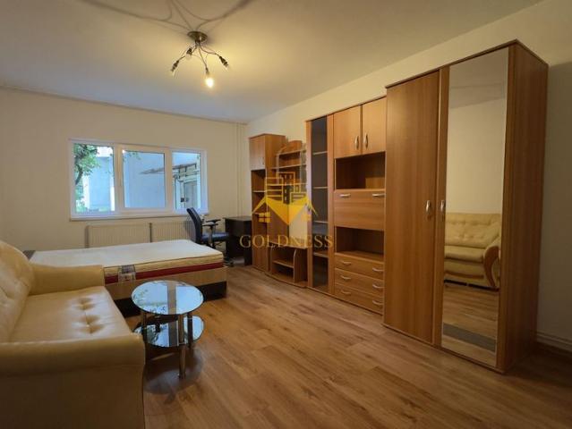Închiriază Apartament 3 camere Central