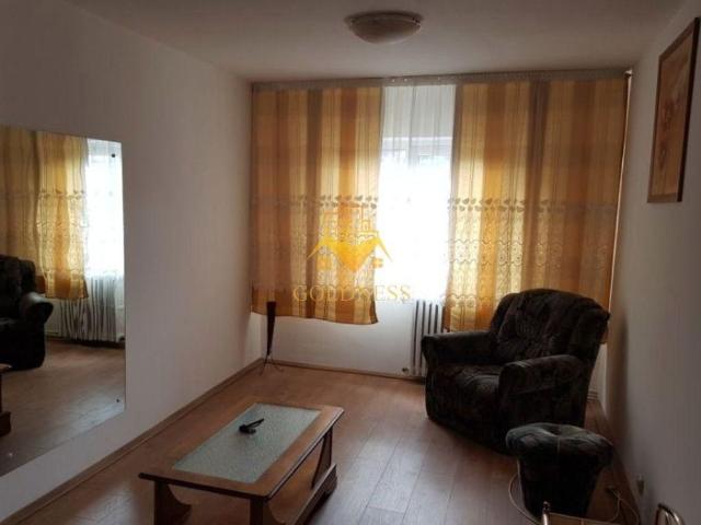 Închiriază Apartament 3 camere Central