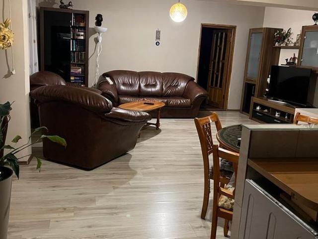 Închiriază Apartament 3 camere Micro 14