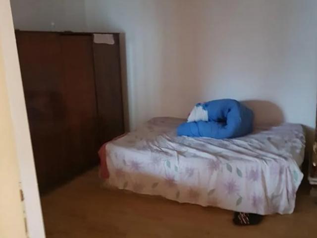 INCHIRIERE o casa MODESTA cu 4 CAMERE, complet mobilata si utilata cu centrala proprie in zona Roman