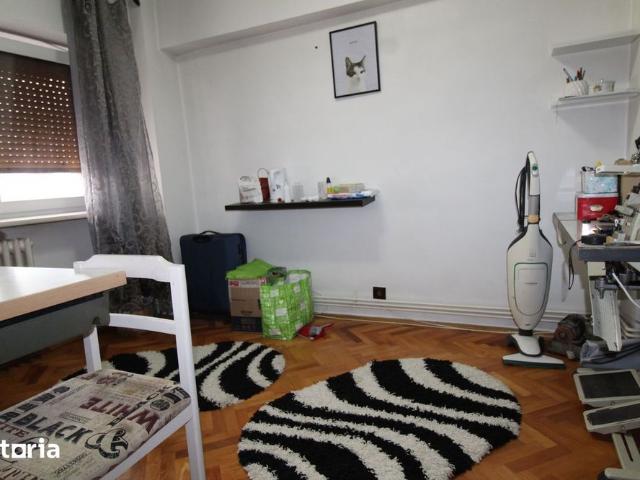Inchiriere apartament 3 camere, decomandat, etaj 3, strada 23 August