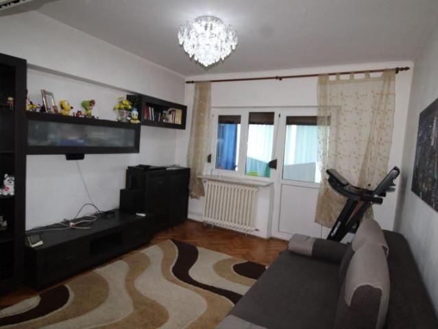 Inchiriere apartament 3 camere, decomandat, etaj 3, strada 23 August