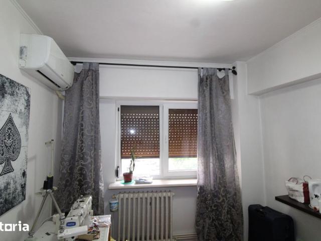 Inchiriere apartament 3 camere, decomandat, etaj 3, strada 23 August