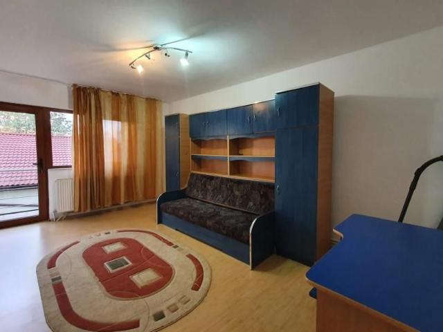 Inchiriere apartament 3 camere decomandat, mobilat, etaj 2/4, Calea Severinului, zona Billa