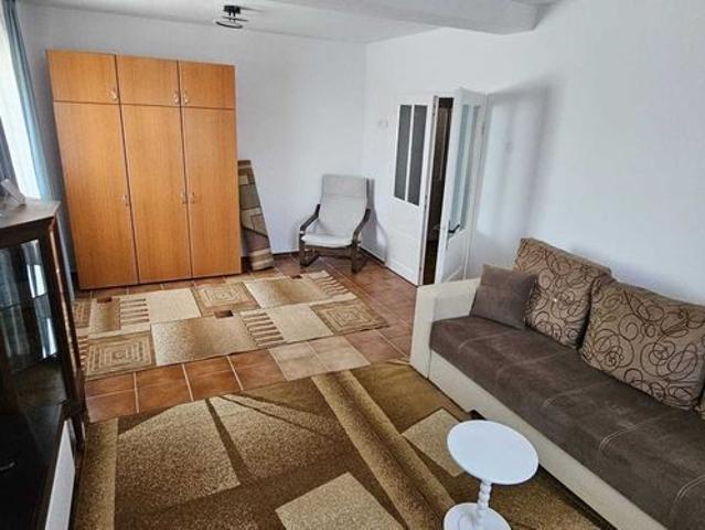 Inchiriere apartament 2 camere la curte
