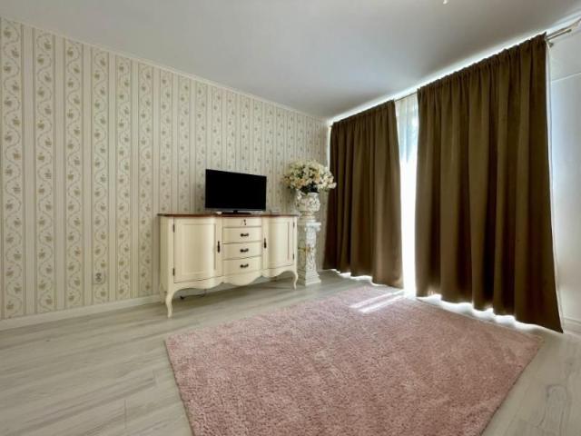 Inchiriere apartament decomandat cu terasa si loc de parcare