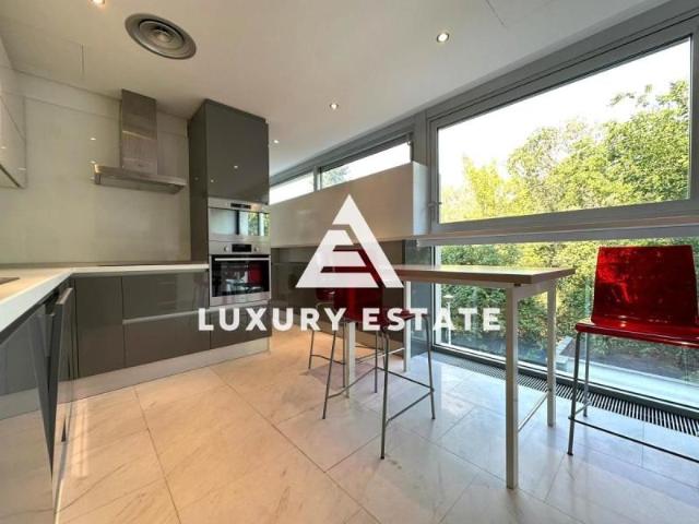 Inchiriere apartament unic cu 4 camere in zona Primaverii
